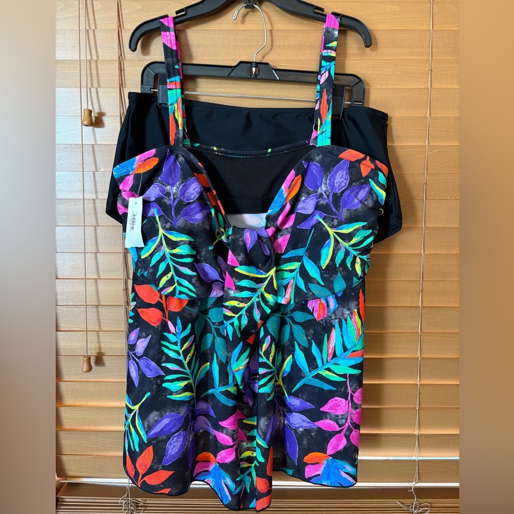 Tropical Leaf Print NWT Women's 2 Pieces Swimsuit/ Removable bra pads. Size 24W